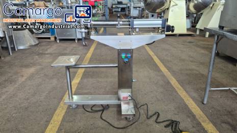 Semi-automatic stainless steel liquid filling machine with 1 nozzle.